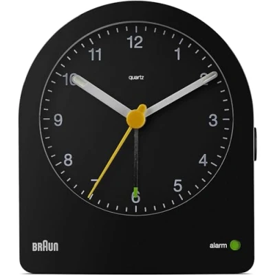 Immagine di Braun Classic Analogue Alarm Clock with Snooze and Continuous Backlight, Quiet Quartz Movement, Crescendo Beep in Black, model BC22B.