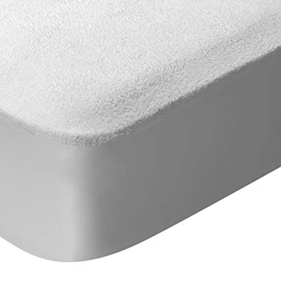 Immagine di Pikolin Home Coprimaterasso in spugna impermeabile, traspirante e altamente assorbente. Si adatta perfettamente al materasso grazie alla sua mantovana elastica.
