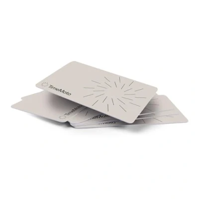 Immagine di TimeMoto RF 100 badge RFID, set da 25, compatibile con i sistemi di rilevamento presenze, compatto, formato carta credito, frequenza 125 kHz, distanza 7 cm.