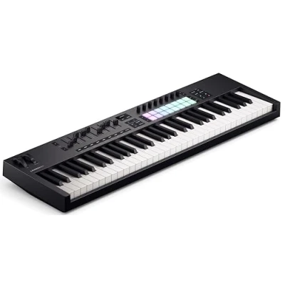 Immagine di Novation Launchkey 61 [MK4] — Controller MIDI USB a tastiera da tasti semipesati, con integrazione per DAW. Modalità Accordo e Scala, 8 drum pad, arpeggiatore. Software di produzione inclusi