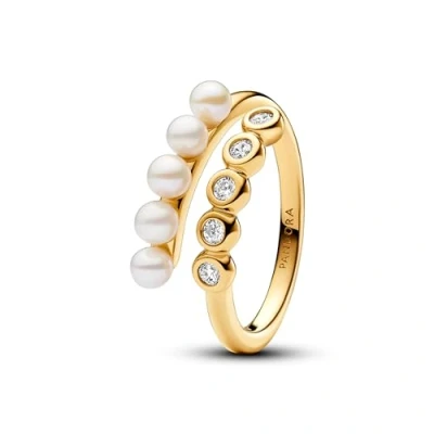 Immagine di PANDORA Timeless Anello aperto placcato in oro 14k con perla coltivata d&#039;acqua dolce trattata bianca e zirconi cubici trasparenti, 58