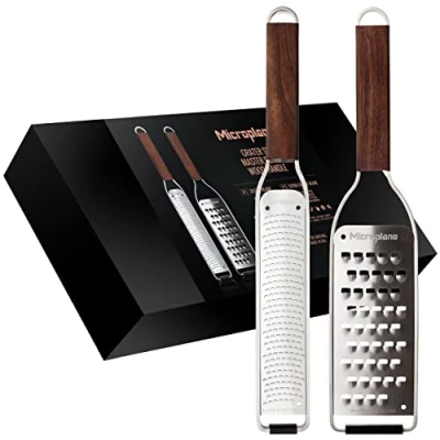 Immagine di Microplane Set grattugie Zester &amp; Lama ultra spessa per Agrumi, Formaggio a pasta dura, noce moscata, Patata e Zucchina con manico in legno di lame acciaio inossidabile Made USA