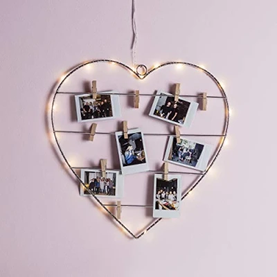 Immagine di Lights4fun Cuore in Metallo da Appendere con 18 Micro LED a Pile e 10 Mollette di Legno