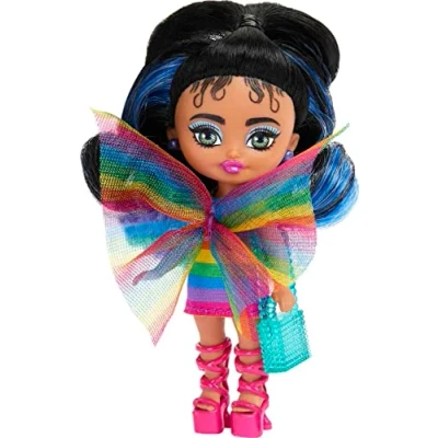 Immagine di Barbie mini con coda di cavallo nera striata blu che indossa abito arcobaleno e accessori supporto, 7,25 cm