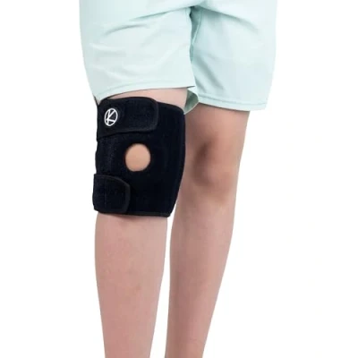 Immagine di KARM Tutore per ginocchio bambini Supporto Ragazze e ragazzi Osgood Schlatter Dolore da artrite, condizioni sport del Compressione regolabile (Nera)