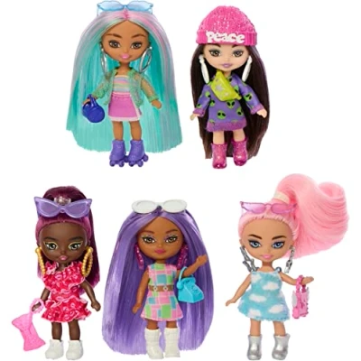 Immagine di Barbie, Extra Mini Minis, Confezione da 5 Bambole Alte 8+ cm, Ciascuna con Abiti Colorati per Look alla Moda, Borsette e Accessori Inclusi, Giocattolo Bambini, 3+ Anni, HPN09
