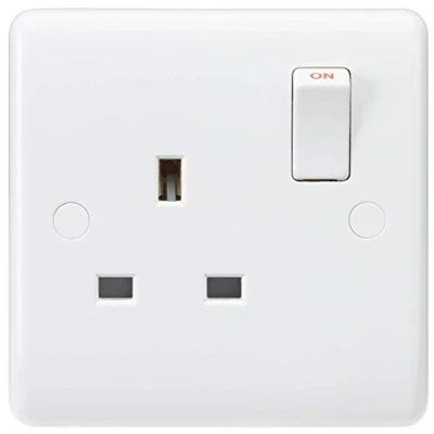 Immagine di Knightsbridge CU7000S Curvo Edge 13 A 1 Gang SP Interruttore Presa, Bianco