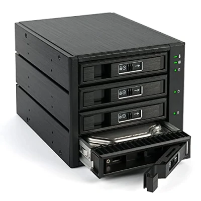 Immagine di Fantec 2192 BP T3141 SAS I,II + SATA I, II,III backplane per 4X 3,5&quot;/2,5&quot; HDD/SSD in un Alloggiamento da 3X 5,25&quot;. Con una ventola 80 mm sul retro. alluminio e frontale nero.