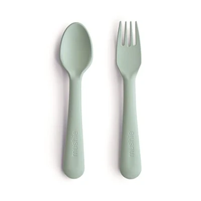 Immagine di Mushie Set Forchetta e Cucchiaio per Bambini di Posate Riutilizzabili la Cena Lavabili in Lavastoviglie adatti al Microonde Facili da Impugnare Fabbricato Danimarca Sage