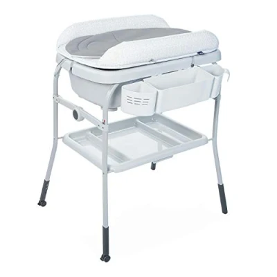 Immagine di Chicco Cuddle &amp; Bubble Vaschetta Bagnetto Fasciatoio Neonato Ergonomico con Materassino e Morbido Riduttore, Altezza Regolabile, Chiusura Compatta, Parent Organizer 2 Ruote, Max 11kg Dots, Grigio