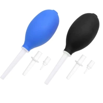 Immagine di Kit di pulizia per fotocamere DSLR e obiettivi, comprende pennino pulente a punta doppia obiettivo, flacone spray riutilizzabile, spazzola pompetta, quattro panni in microfibra