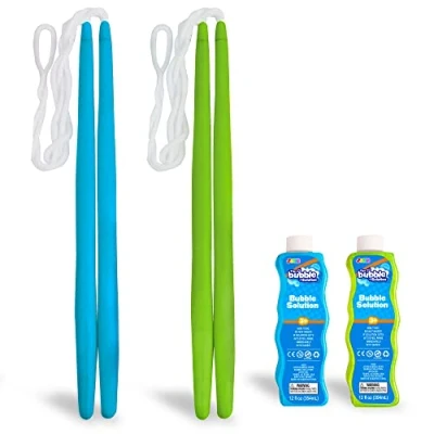 Immagine di JOYIN 2 bacchette a bolle giganti (per un totale di 3,8 L) con bottiglie soluzioni CONCENTRATE ricarica per bambini Creatore grandi nel cortile giochi acquatici all&#039;aperto