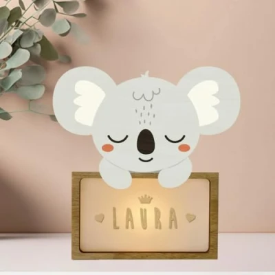 Immagine di WONDEE Lampada Personalizzata Con Nome Luce Notturna Bambini Koala, Regalo Neonato Maschio e Femmina, Battesimo Bimbo Bimba, Regali Personalizzati Bambino Bambina (include cavo USB C)