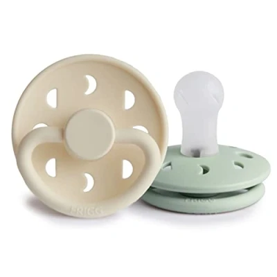 Immagine di FRIGG Moon Phase Confezione da 2 ciucci Ciuccio in silicone Senza BPA Prodotto Danimarca Tettarella simmetrica a ciliegia (Cream/Sage, Taglia 1 (0 6 Mesi))