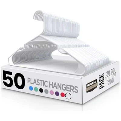 Immagine di Utopia Home (50 pezzi) grucce robuste in plastica (42 cm) Durevole, sottile e feltro di alta qualità per l&#039; armadio Ideato t shirt, abiti, camicette, pantaloni, giacca (Bianco)