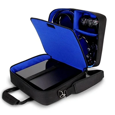 Immagine di USA Gear Borsa PlayStation 4: Custodia da Viaggio con Protezione Tracolla Regolabile, Scomparti Divisibili per Accessori e Giochi, Adatta PS4 Pro / Slim PS3 Altro Blu