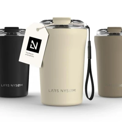 Immagine di LARS NYSØM Tazza Termica Per caffè Thermo Coffee Mug to Go con Cinturino &amp; Coperchio in Tritan 380ml da Viaggio Senza BPA 0,38 Litri Isolamento e tè (Almond Beige, 380ml)