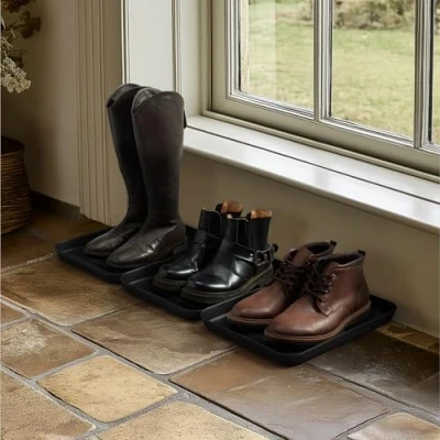 Immagine di Navaris 3X Poggiascarpe Vassoio Scarpe Bagnate Set Vaschette in Plastica con Bordo Rialzato Base 35x27x2,5cm Anti Pioggia Neve Acqua Nero