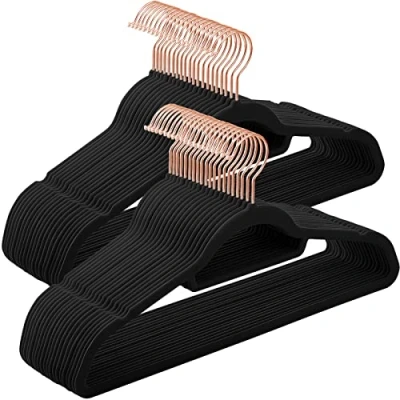 Immagine di SONGMICS Grucce Appendiabiti in Velluto, 50 Pezzi, con Porta Cravatte e Gancio Color Oro Rosa, Spessore 0,6 cm, Salvaspazio, Lunghezza 43,5 Cappotti Pantaloni Gonne, Nero CRF21BK50