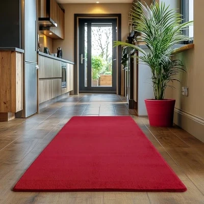 Immagine di SIMPEX Tappeto Runner Rosso 80x150 cm Lavabile a Pelo Corto, Antiscivolo e Morbido, Design Monocromatico Moderno per Camera da Letto, Cucina Corridoio