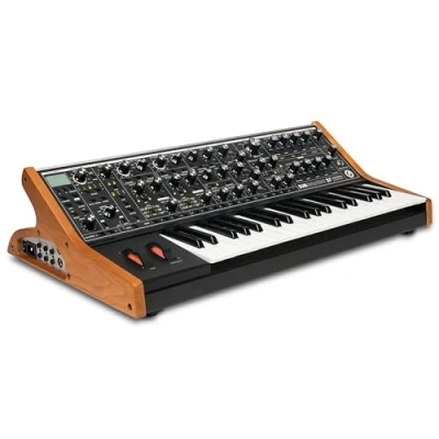 Immagine di MOOG Subsequent 37 Synth parafonico analogico, Tastiera MIDI con tasti semipesati, amp per cuffie, 256 preset, schermo ed editor software