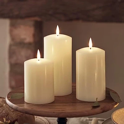 Immagine di Lights4fun TruGlow® Set di 3 candele a LED ricaricabili con timer, in vera cera batteria, tramite USB