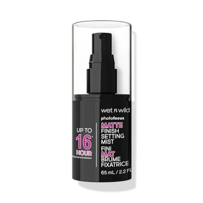 Immagine di Wet n Wild Photo Focus Matte Finish Setting Mist, Spray fissante Makeup Arricchito con Vitamina B5 ed E, Formula Leggera e Matte, di Lunga Durata, 24 hr