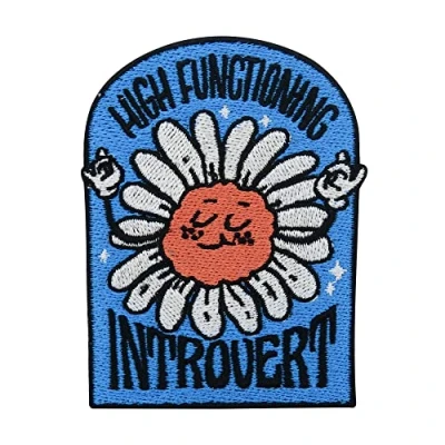 Immagine di Finally Home Toppa termoadesiva a forma di fiore &quot;High Functioning&quot;, con scritta &quot;Introvert&quot;