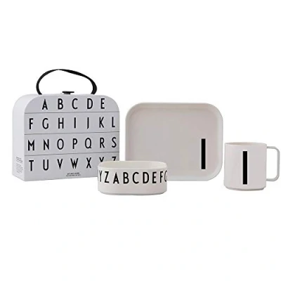 Immagine di Design Letters Classici in Valigia Set di 4 Tritan Regalo per Bambini Piatti, Ciotola, Tazza &amp; Organizer Senza BPA/BPS, Caduta Sicura Baby Doccia, Battesimo