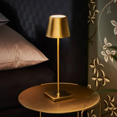 Immagine di Sigor Lampada da tavolo ricaricabile Nuindie LED, USB C, oro, IP54, dimmerabile