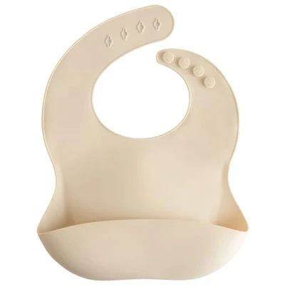 Immagine di mushie Bavaglino Silicone Impermeabile Regolabile Facile da Pulire 4 Misure Regolabili con tasca Frontali Profonde Senza BPA articoli per neonati &amp; bambini Shifting Sands