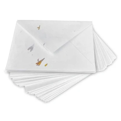 Immagine di Wanderings Buste bianche fatte a mano con petali di fiori veri 4,25 x 6,25&quot; (11 16 cm) Confezione da 25 per annunci, inviti nozze, biglietti d&#039;auguri, artigianato Spessore 130 GSM