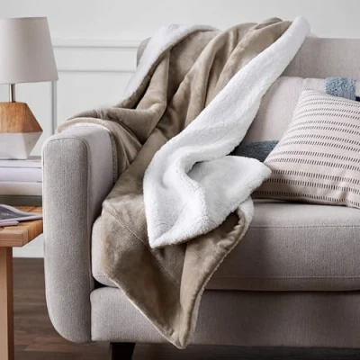 Immagine di Amazon Basics copriletto in micro mink e sherpa, 220 x 240 cm, Grigiobruno