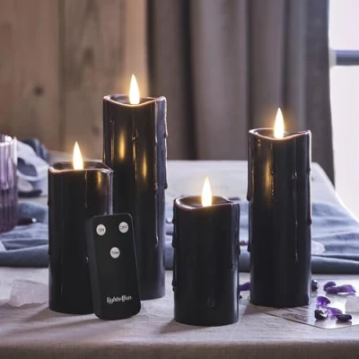 Immagine di Lights4fun TruGlow® Set di 4 Candele a LED Fiamma Tremolante in Vera Cera Nera Effetto Colante Pile con Timer e Telecomando Decorazione Halloween per Interni