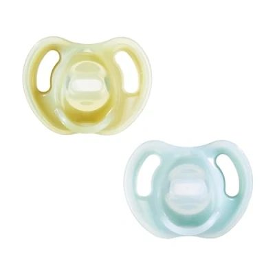 Immagine di Tommee Tippee Ultra Light Silicone Soother, Symmetrical Orthodontic Design, BPA Free, One Piece 6 18m, Pack of 2 Dummies