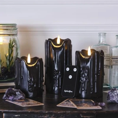 Immagine di Lights4fun TruGlow® Set di 3 Candele a LED Fiamma Tremolante in Vera Cera Nera Effetto Colante Pile con Timer e Telecomando Decorazione Halloween per Interni