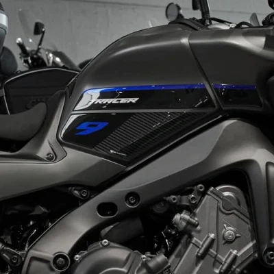 Immagine di Resin Bike Adesivi Moto Compatibile con Yamaha Tracer 9 GT GT+ 2021 2024 Blu. Protezioni Laterali Serbatoio da Urti e Graffi. Resinati Effetto 3D Made in Italy