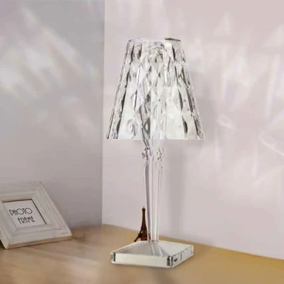 Immagine di M Ledme Lampada da comodino, luce notturna ricaricabile, temperatura colore CCT, dimmerabile in fredda, neutra o calda, finitura trasparente. Modello LM9065