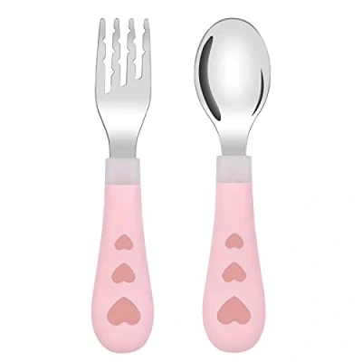 Immagine di Vicloon Set di Posate per Bambini, 2 Pezzi Cucchiaio e Forchetta Bambini Senza BPA, Da Bambino in Acciaio Inossidabile Adatto dai 12 mesi su (Cuore D&#039;amore Rosa)