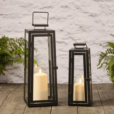 Immagine di Lights4fun Set di 2 Lanterne in Metallo Nero con Candele LED a Pile per Interni ed Esterni