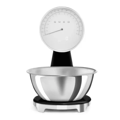 Immagine di Smeg, Bilancia da Cucina Digitale e Analogica KSF01BLWW, Ciotola in Acciao Inox 1,8L Removibile, Quattro Unità di Misura g/ml lb.oz/fl.oz, con Funzione Tara, Portata Massima 5kg, Nero