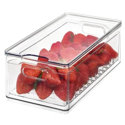 Immagine di iDesign The Home Edit Contenitore per frutti di bosco grande in plastica riciclata trasparente con colino rimovibile