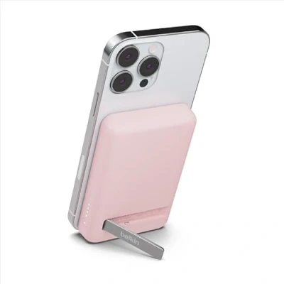 Immagine di Belkin Batteria esterna wireless magnetica da 5.000 mAh, caricabatteria portatile con MagSafe, ricarica passante, uscita 7,5 W, ingresso 10 supporto estraibile, iPhone 16/15/14/13/12 rosa