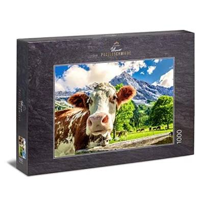 Immagine di Ulmer Puzzleschmiede Puzzle &quot;Mucche e montagne&quot; Una mucca curiosa davanti a un paesaggio di montagna da sogno nelle Alpi