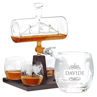 Immagine di Maverton Decanter per whisky in vetro incisione personalizzata Caraffa da 1000 ml con una nave all’interno + 4 Set bicchieri idea regalo l’uomo infinito