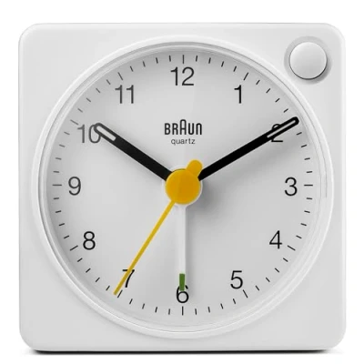 Immagine di Braun Orologio Sveglia Analogico Classico viaggio con Funzione Snooze e Luce, dimensioni ridotte, Movimento al Quarzo silenzioso, Suono Beep crescendo, colore bianco, modello BC02XW.