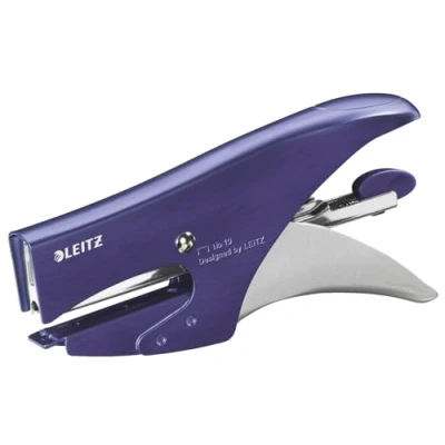 Immagine di Leitz Cucitrice a Pinza, Capacità fino 15 Fogli, Blu Metallizzato, Design Ergonomico in Metallo, Caricamento Posteriore, Per l&#039;uso con Punti P2 (No. 10), Gamma Style, Cartone, 55640069