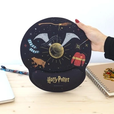 Immagine di WONDEE Harry Potter Tappetino Mouse Ergonomico con Design Snitch Dorata, Nimbus 2000 e altro Regali di Potter, in Gel Poggiapolsi, Pad