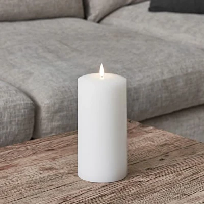 Immagine di Lights4fun Candela Pilastro TruGlow® in Cera Bianca di 20cm con LED Bianchi Caldi a Pile per Arredo Interni