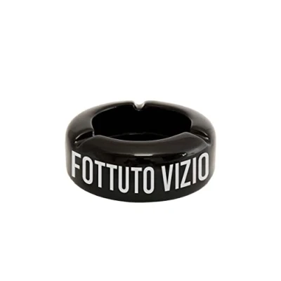 Immagine di FISURA Posacenere nero con messaggio &quot;F*ttuto vizio&quot;. da tavolo. portatile di design. In ceramica. Misure: 10 x 4 centimetri.